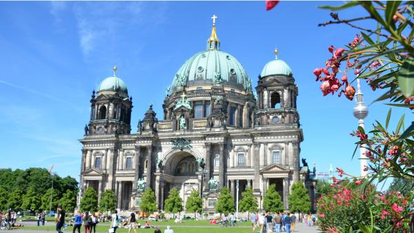 Bild 1 von 3: Berliner Dom im Sommer