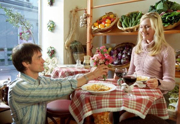 Bild 1 von 8: Oliver (Ralf Bauer) legt sich schwer ins Zeug, um Leonies (Johanna Christine Gehlen) Herz zu gewinnen.