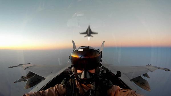 Bild 1 von 2: Am 14. November 2004 um vierzehn Uhr erhielten die Piloten zweier Super-Hornets während einer US-Marine-Übung einen ungewöhnlichen Befehl: Sie sollten die Übung beenden und eine wichtige Aufgabe übernehmen.