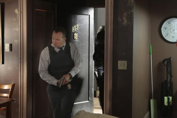 Bild 1 von 9: Mit vollem Körpereinsatz stürmt Danny (Donnie Wahlberg) die Wohnung eines Terrorverdächtigen. Doch er kann nur zwei der drei angekündigten Bomben sicherstellen ...