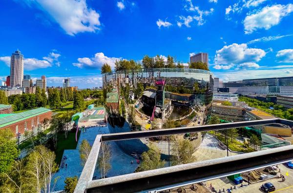 Bild 1 von 6: Das Depot in Rotterdam ist das erste große öffentlich zugängliche Kunstarchiv der Welt. Auf der Oberfläche des vom Architekten Winy Maas geplanten Gebäudes befindet sich ein Park.
