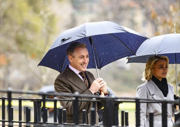 Bild 1 von 15: Dr. Dylan Reinhart (Alan Cumming, l.); Lizzie Needham (Bojana Novakovic, r.)