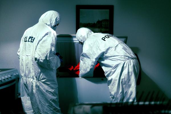 Bild 1 von 4: Beamte der Spurensicherung (Spielszene)