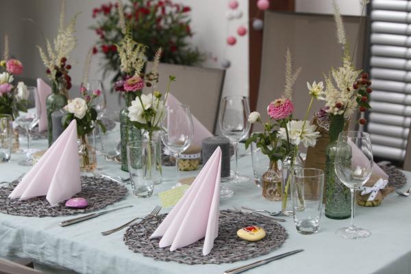 Bild 1 von 12: Der Dinnertisch auf der Terrasse.