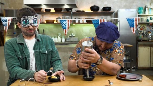 Bild 1 von 4: Sebastian Lege muss ganz schön tief in seine Trickkiste greifen, um die Aufgaben zu meistern, die Juror Flo für ihn bereitstellt. Am Ende entscheidet der, ob Sebastian die große Food-Challenge gemeistert hat.