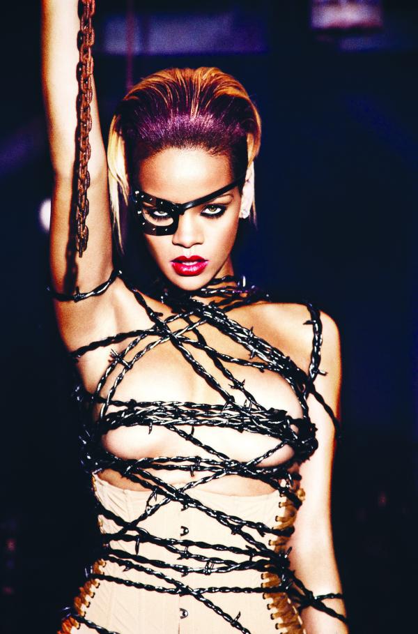 Bild 1 von 2: Covershooting zu Rihannas Single-Auskopplung ?Russian Roulette?: Der Song wurde 2009 vor allem als künstlerische Auseinandersetzung mit der gewaltvollen Beziehung zum Sänger Chris Brown wahrgenommen.