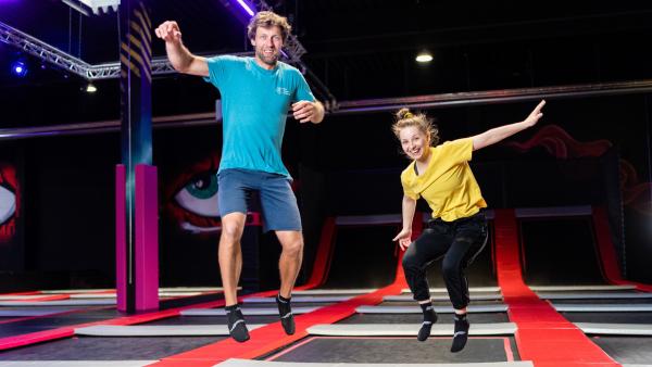 Bild 1 von 4: Checkerin Marina (rechts) trifft Trampolinspringer Arvid und checkt mit ihm, warum wir Sprungkraft brauchen, um überhaupt abzuspringen.