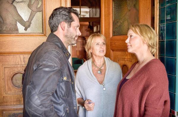 Bild 1 von 4: Im Bild: Im Gegensatz zu ihrer Mutter (Diana Körner, M.) ist Nele (Floriane Daniel, r.) wenig begeistert von dem spontanen Besuch Hauptmann Aubrys (Martin Rapold, l.).