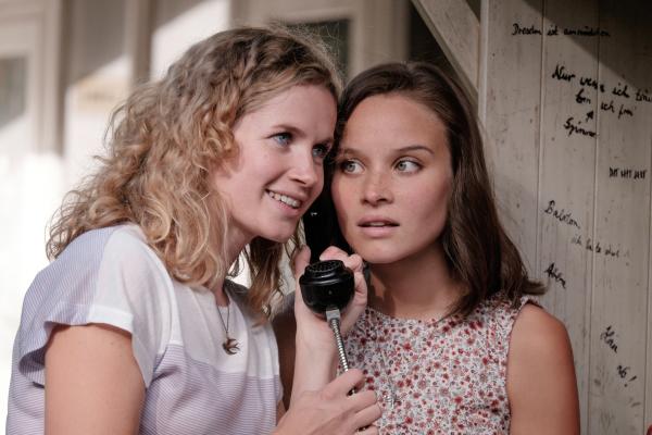 Bild 1 von 12: Catrin (Cornelia Gröschel, l.) und Maja (Sonja Gerhardt, r.) werden von einem Anruf ihrer Mutter auf dem Zeltplatz am Balaton überrascht.