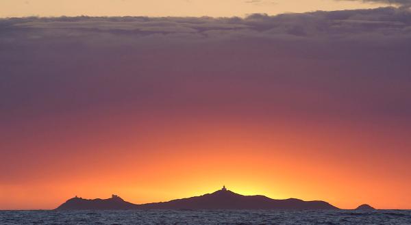Bild 1 von 5: Als sei die Insel nicht sowieso schon schön genug - Sonnenuntergang vor Korsika.,