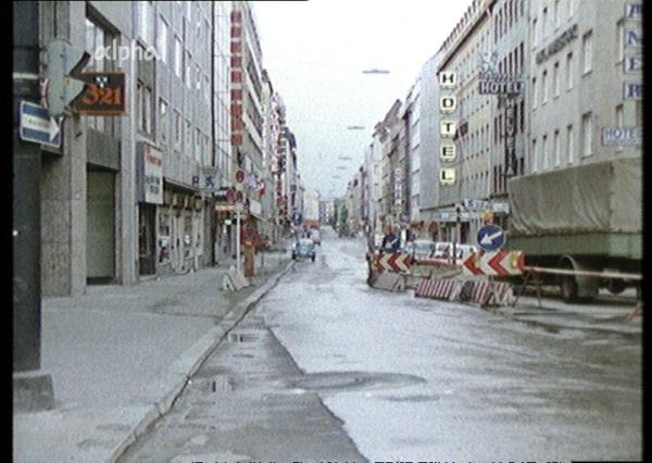 Bild 1 von 7: 1977 - die Münchner Schillerstraße um 6 Uhr morgens.