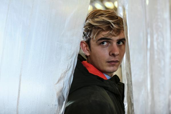 Bild 1 von 3: Ohne auf Unterstützung durch die Regierung hoffen zu können, ist Alex (Otto Farrant) gezwungen, selbst nach Antworten zu suchen.