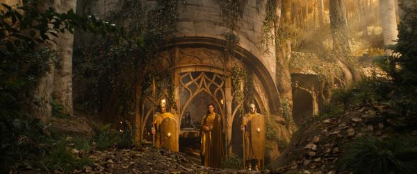 Bild 1 von 4: Der Hohe König Gil-galad (Benjamin Walker) macht sich Sorgen um Eregion.