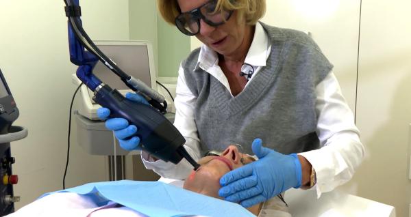 Bild 1 von 7: Diesmal beleuchtet treffpunkt medizin Mythen rund ums Altern und Anti-Aging. Expertinnen und Experten aus Dermatologie, Allgemeinmedizin, Orthopädie und Longevity-Diagnostik erklären, wie Genetik, Epigenetik, Lebensstil (Ernährung, Schlaf, Stressmanagement, Bewegung) und Umweltfaktoren das Altern beeinflussen. Im Bild: Hollywood Face Lifting, Dr. Doris Wallentin.