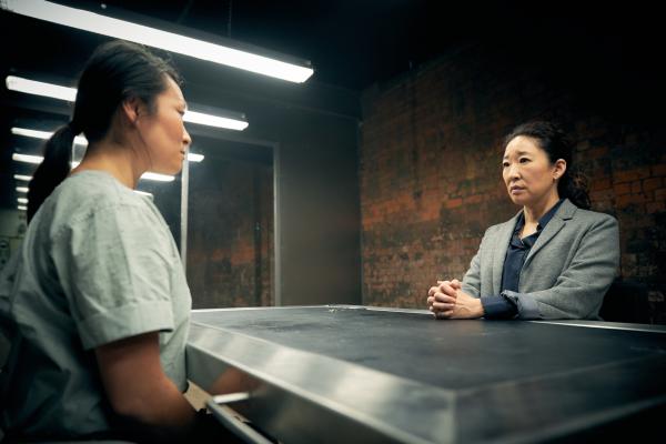 Bild 1 von 3: Als Eve (Sandra Oh, r.) klar wird, dass gewöhnliche Verhörmethoden bei einer professionellen Killerin wie dem \
