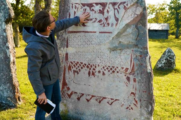 Bild 1 von 1: Der Archäologe Sigmund Oehrl folgt den Spuren des Nibelungenliedes in Gotland.