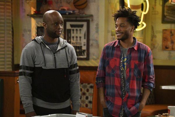 Bild 1 von 8: Sweatpants (Rell Battle, l.); Franco Wicks (Jermaine Fowler, r.)