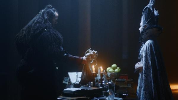 Bild 1 von 2: Die Königen (Sofie Gråbßl) bekommt Herz und Lunge vom Jäger (Peter Christoffersen).
© BR/DR/Jesper Tßffner - Honorarfreie Verwendung gemäß AGB im redaktionellen Zusammenhang mit genannter Sendung bei Nennung \