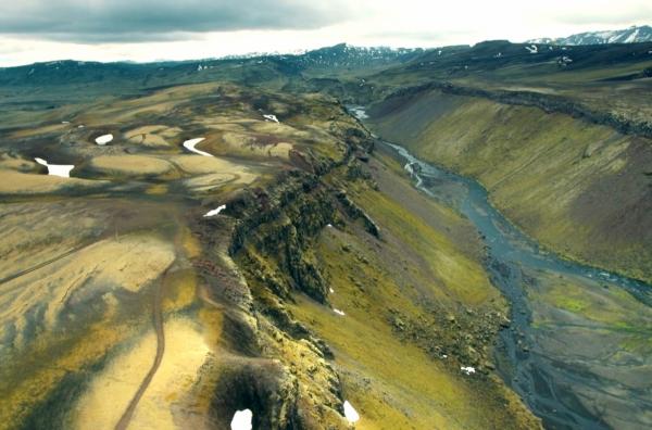 Bild 1 von 4: Die Westmännerinseln liegen  wie brave Wächter vor den Toren Islands im Nordatlantik. Wer hier lebt, hat sich an die teils gefährlichen vulkanischen Aktivitäten auf der Inselgruppe gewöhnt.