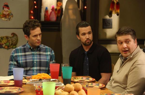 Bild 1 von 7: (v.l.n.r.) Dennis Reynolds (Glenn Howerton); Mac (Rob McElhenney); Bill Ponderosa (Lance Barber)