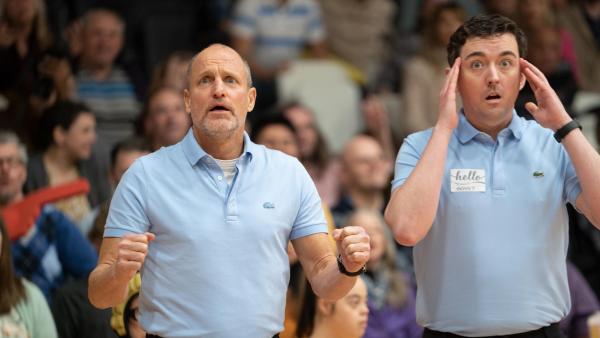 Bild 1 von 8: Marcus (Woody Harrelson, l.); Sonny (Matt Cook, r.)