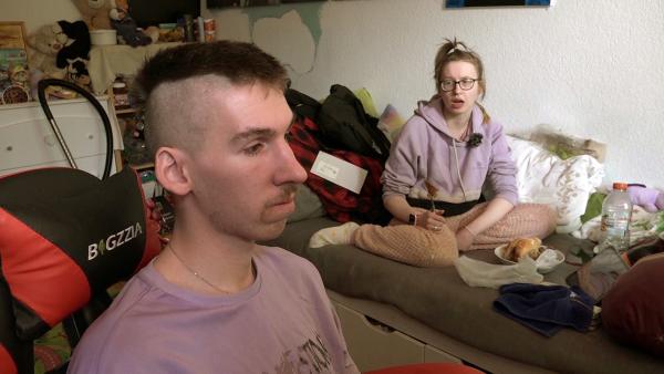 Bild 1 von 2: Im Haushalt von Maiks Mutter Bärbel wird die Situation zunehmend belastend. Während die Spannungen zwischen Jasmin und Maik den Alltag erschweren, bleibt die Suche nach einer eigenen Wohnung für das junge Paar bisher erfolglos.