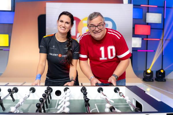 Bild 1 von 2: Weltmeisterin Maura Porrmann bleibt beim Tischkicker immer am Ball.© ZDF/Ralf Wilschewski - Honorarfreie Verwendung gemäß AGB im engen inhaltlichen redaktionellen Zusammenhang mit genannter Sendung bei Nennung \