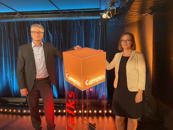 Bild 1 von 3: Prof. Dr. Franz Pfeiffer und Prof. Dr. Corinna Reinhardt.