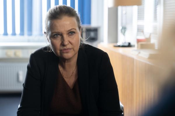 Bild 1 von 8: Vera Lanz (Katharina Böhm, l.) hat Cosima Becker (Kristin Alia Hunold, r.) aus dem Hotel ins Präsidium mitgenommen und stellt ihr ein paar Fragen zu Wolf Marquardt.