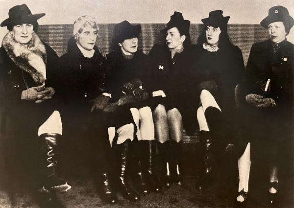 Bild 1 von 4: Bei der Fahndung nach dem S-Bahn-Mörder setzt die Berliner Kripo als Frauen verkleidete männliche Lockvögel ein. Damals duften weibliche Kriminalangestellte keine Waffe tragen (1941).