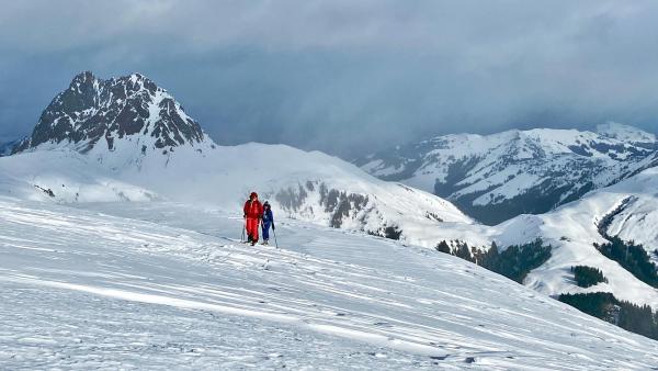 Bild 1 von 12: Im Bild: Europameisterin Sarah Dreier beim Skibergsteigen.