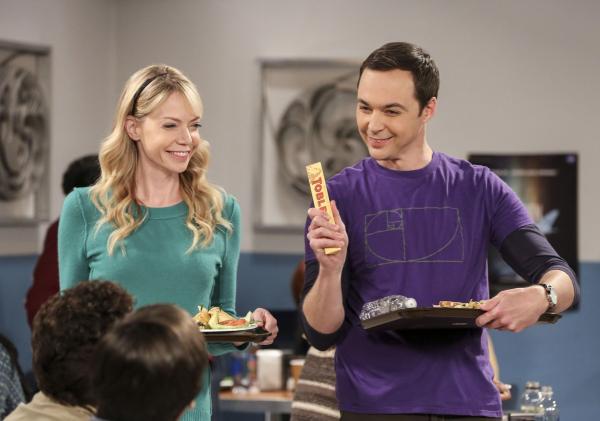 Bild 1 von 21: Mit seiner ehemaligen Verehrerin Ramona (Riki Lindhome, l.) hat Sheldon (Jim Parsons, r.) jede Menge Spaß. Vielleicht sogar so viel Spaß, dass er seine Freundin Amy darüber hinaus vergisst ...
