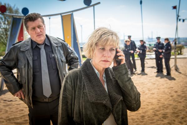 Bild 1 von 9: Karin (Anne Kasprik) muss Antonias Mutter beibringen, dass ihre Tochter spurlos verschwand, während sie auf sie aufpasste. Hans (Bruno F. Apitz) und seine Kollegen sind schon vor Ort, um die Suche aufzunehmen.