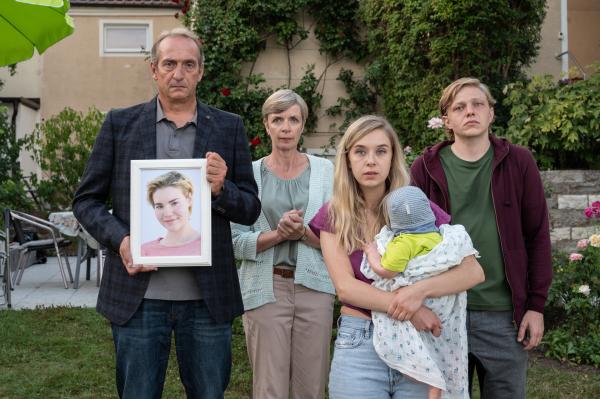 Bild 1 von 2: Die Nerven liegen blank: Im Fall der vermissten Maja startet die Familie - ohne Absprache mit der SOKO - einen verzweifelten Hilferuf in der Presse. Vater Manfred Rieger (Jürgen Hartmann, l.), Mutter Vera (Anna Stieblich, 2.v.l.) und die Schwester Laura Hartmann (Anna Herrmann, 2.v.r.) mit ihrem Mann Marvin (Leonard Kunz, r.) erhoffen sich dadurch Hinweise auf den Verbleib der 17-Jährigen zu erhalten.
