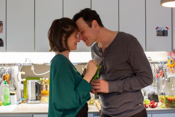 Bild 1 von 10: Für Christoph (Peter Becker) ist es schwer, mit Annika (Eva Bay) eine Beziehung zu führen, ohne sie berühren zu dürfen.