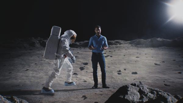 Bild 1 von 11: Wegen der schwachen Gravitation des Mondes waren Bewegungen auf dem Mond leichter als gedacht.