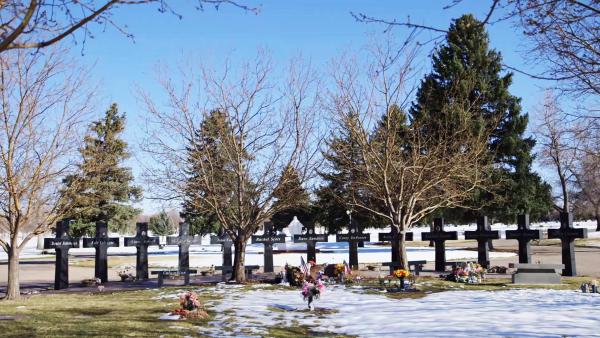 Bild 1 von 2: Der Columbine Memorial Garden in Littleton, Colorado, gedenkt den dreizehn Opfer des Amoklaufs an der Columbine High School.