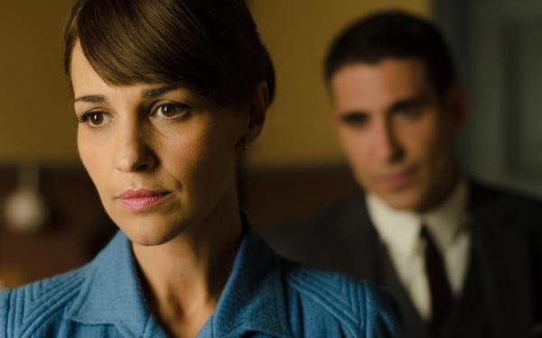 Bild 1 von 7: Ana Rivera (Paula Echevarría, l.); Alberto Márquez (Miguel Ãngel Silvestre, r.)