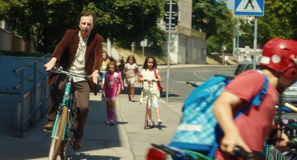 Bild 1 von 16: Im Bild: Der strenge Lehrer Zickzack (Rainer Egger) nimmt auf dem Weg zur Schule wenig Rücksicht auf die Kinder.