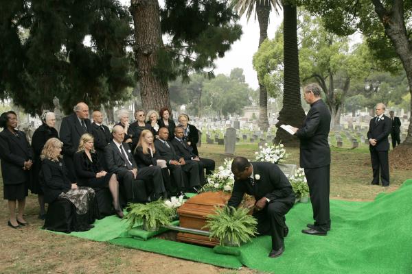 Bild 1 von 56: ab 2.Rreihe, 3.v.l.: James Cromwell, Lauren Ambrose, Matthew St. Patrick, Michael C. Hall