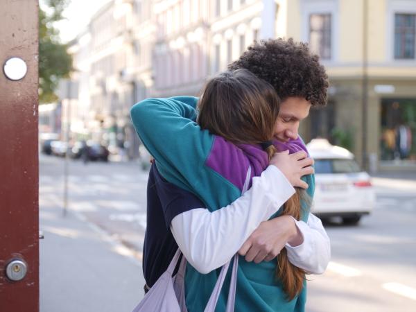 Bild 1 von 1: Klara (Darin Hagi) kann sich endlich dazu durchringen, ehrlich mit Mo (Kayd Wacays) zu sein. Obwohl es ein Schock für Mo ist, steht er seiner besten Freundin zur Seite.