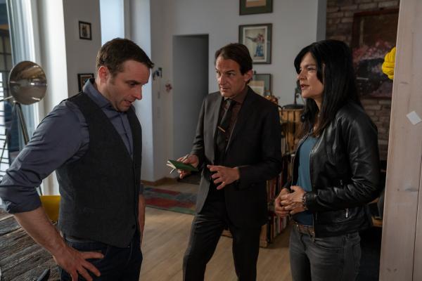 Bild 1 von 9: Oliver Radek (Hans-Werner Meyer, M.) und Mina Amiri (Jasmin Tabatabai, r.) befragen Arno Kämper (Jonas Laux, l.) nach seiner verschwundenen Freundin Betty.