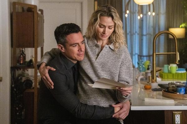 Bild 1 von 6: Stuart Scola (John Boyd, l.); Nina Chase (Shantel VanSanten, r.)