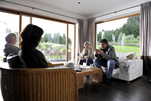 Bild 1 von 10: Im Bild: Karl (Karl-Jürgen Sihler, l.) und Anita Wiesner (Katharina Müller-Elmau, 2.v.l.) sind zunächst ungläubig und dann fassungslos, als sie hören, was Dr. Martin Gruber (Hans Sigl, r.) und Karin Lohmann (Marion Kracht, 2.v.r.) ihnen erzählen.