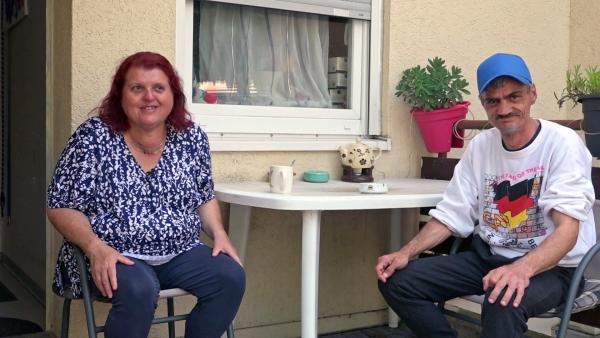 Bild 1 von 2: Carmen kann es kaum glauben: Nach ihrer OP brilliert Dieter in seiner neuen Rolle als Hausmann..