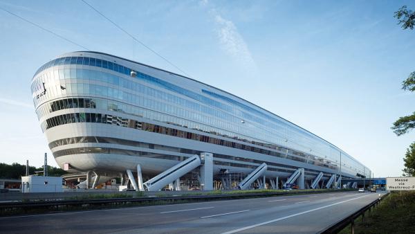 Bild 1 von 3: Der Knotenpunkt zwischen Autobahn A3, Fernverkehrsbahnhof und internationalem Flughafen zählt bis zu 27.000 Durchreisende jeden Tag.