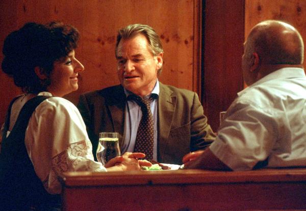 Bild 1 von 10: Im Bild: Die Trickdiebin Helga Koslowski (Monika Baumgartner, l.) becirct im Gasthaus Wöller (Fritz Wepper, M.) und Baulöwe Huber (Wolfgang Müller, r.) schaut zu.