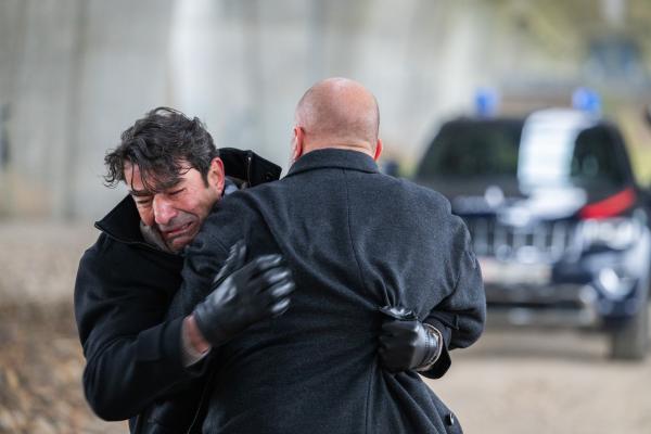 Bild 1 von 6: Ingo Thiel (Heino Ferch, r.) hält den verzweifelten Stefano de Luca (Michele Cuciuffo, l.) auf.