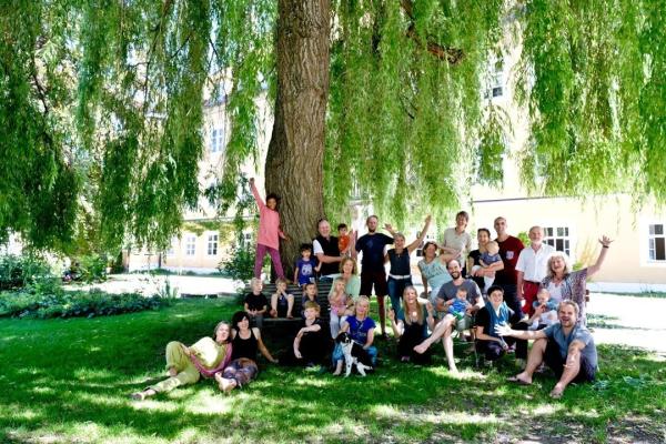 Bild 1 von 3: Bewohnerinnen und Bewohner der .