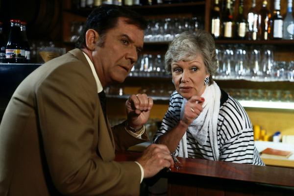 Bild 1 von 3: Tenstaag (Gerhard Friedrich) ist wieder einmal auf Eberhards Hilfe angewiesen. Seine Ratlosigkeit treibt ihn zu Hannelore (Maria Sebaldt) in die \